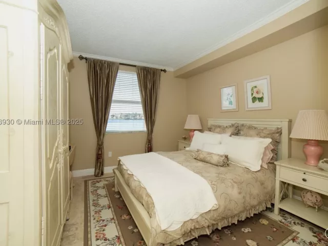 2-bedroom condo for sale in Sunny Isles Beach - 17100 N Bay Rd 1107 - MondialRealty