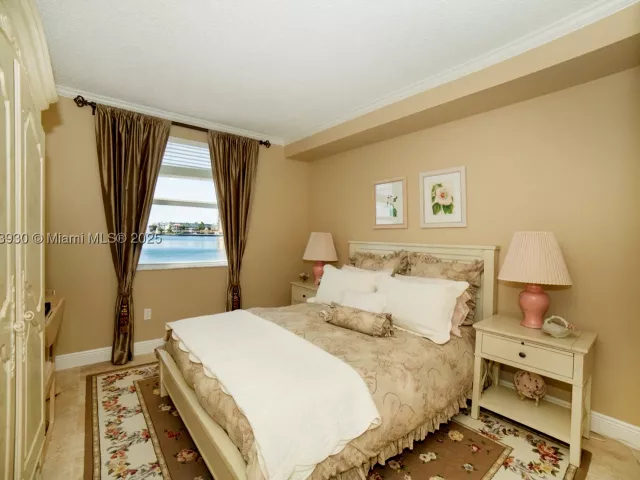 2-bedroom condo for sale in Sunny Isles Beach - 17100 N Bay Rd 1107 - MondialRealty