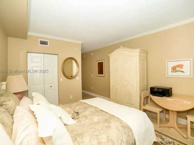 2-bedroom condo for sale in Sunny Isles Beach - 17100 N Bay Rd 1107 - MondialRealty