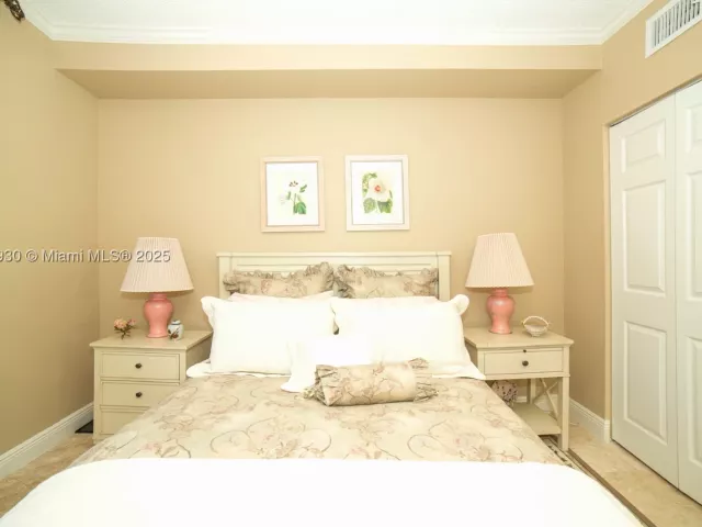 2-bedroom condo for sale in Sunny Isles Beach - 17100 N Bay Rd 1107 - MondialRealty