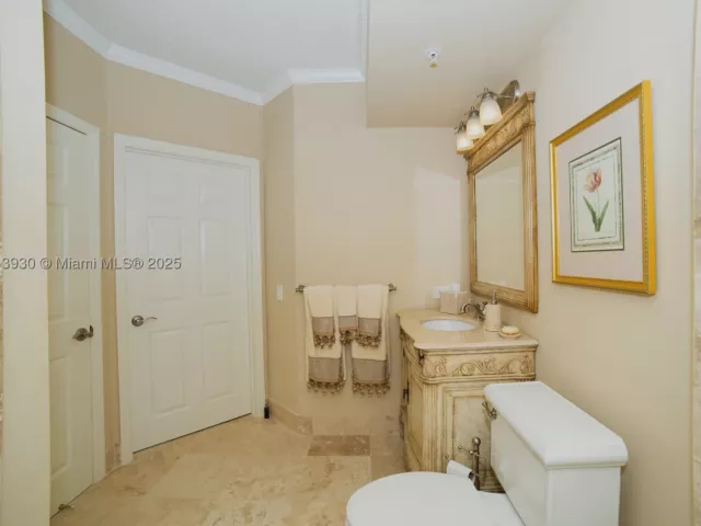 2-bedroom condo for sale in Sunny Isles Beach - 17100 N Bay Rd 1107 - MondialRealty