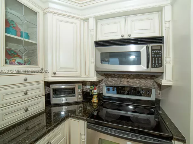 2-bedroom condo for sale in Sunny Isles Beach - 17100 N Bay Rd 1107 - MondialRealty