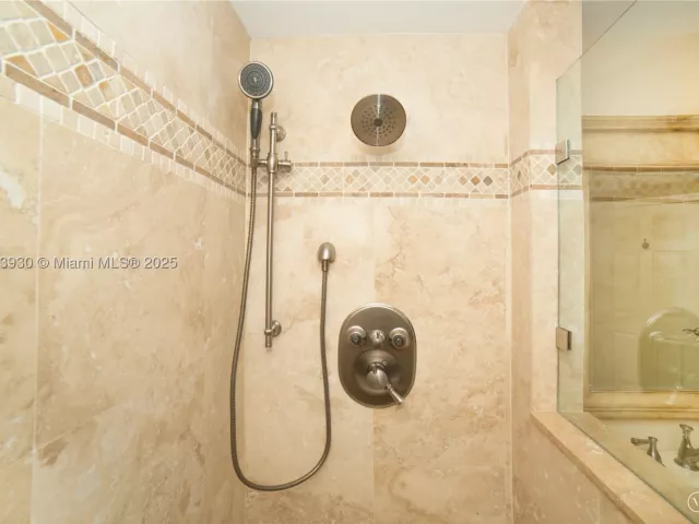2-bedroom condo for sale in Sunny Isles Beach - 17100 N Bay Rd 1107 - MondialRealty