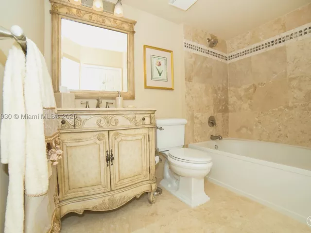 2-bedroom condo for sale in Sunny Isles Beach - 17100 N Bay Rd 1107 - MondialRealty