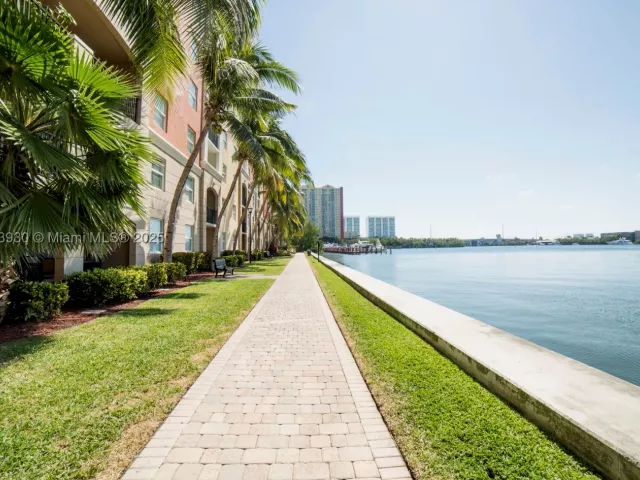 2-bedroom condo for sale in Sunny Isles Beach - 17100 N Bay Rd 1107 - MondialRealty