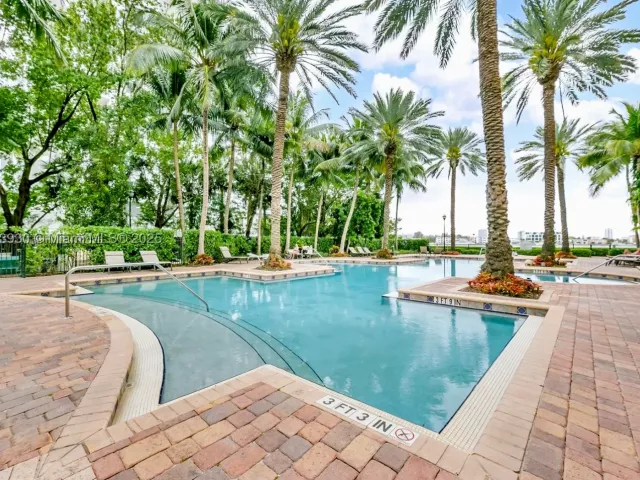 2-bedroom condo for sale in Sunny Isles Beach - 17100 N Bay Rd 1107 - MondialRealty
