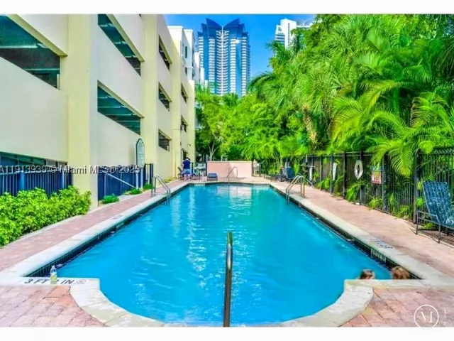 2-bedroom condo for sale in Sunny Isles Beach - 17100 N Bay Rd 1107 - MondialRealty