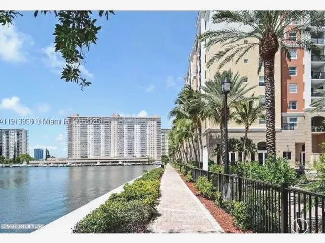 2-bedroom condo for sale in Sunny Isles Beach - 17100 N Bay Rd 1107 - MondialRealty
