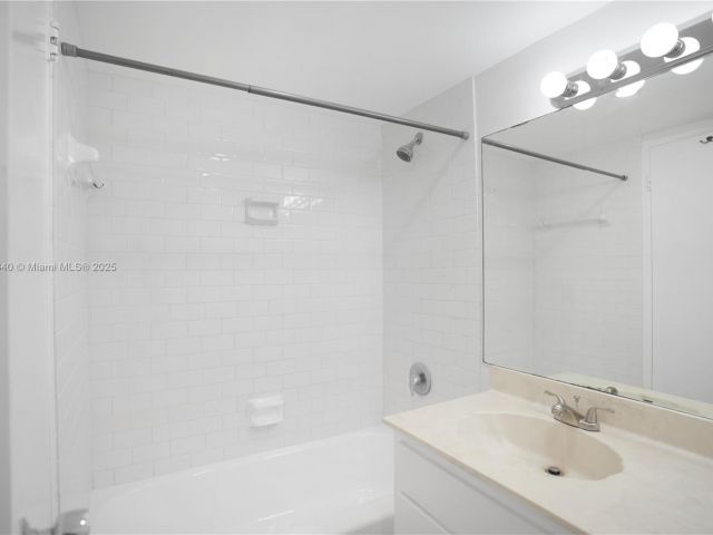 condo for rent in Miami Beach - 800 West Ave 924 - MondialRealty