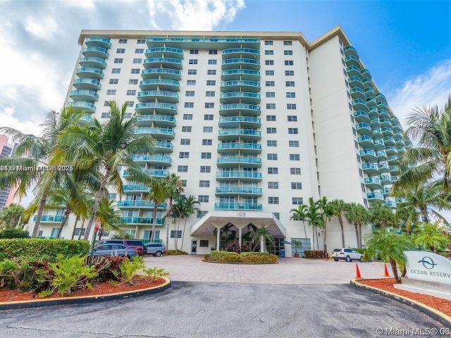 1-bedroom condo for sale in Sunny Isles Beach - 19370 Collins Ave 517 - MondialRealty