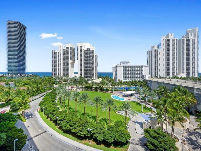 1-bedroom condo for sale in Sunny Isles Beach - 19370 Collins Ave 517 - MondialRealty