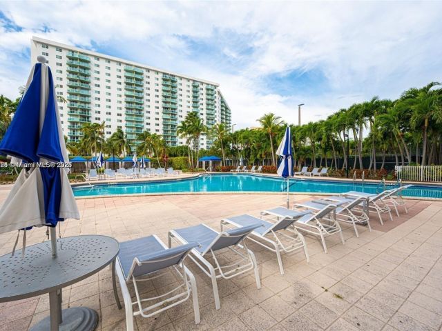 1-bedroom condo for sale in Sunny Isles Beach - 19370 Collins Ave 517 - MondialRealty