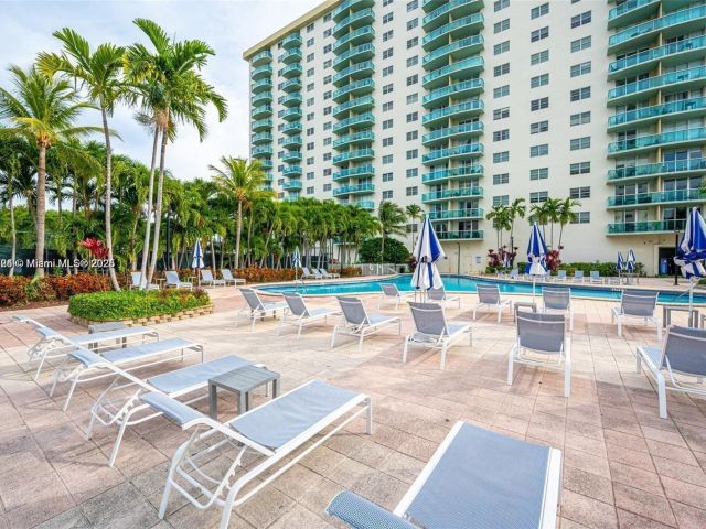 1-bedroom condo for sale in Sunny Isles Beach - 19370 Collins Ave 517 - MondialRealty