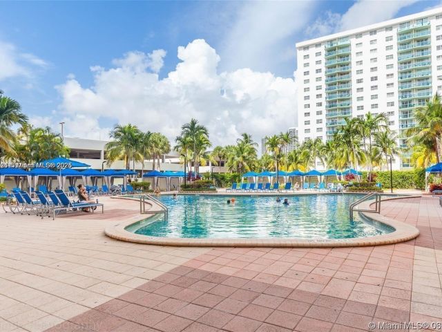 1-bedroom condo for sale in Sunny Isles Beach - 19370 Collins Ave 517 - MondialRealty