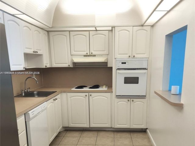 1-bedroom condo for sale in Sunny Isles Beach - 19370 Collins Ave 517 - MondialRealty