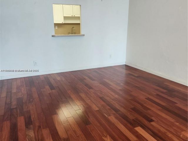 1-bedroom condo for sale in Sunny Isles Beach - 19370 Collins Ave 517 - MondialRealty