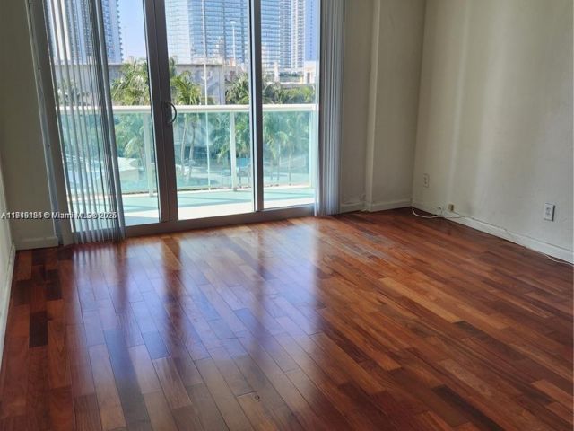 1-bedroom condo for sale in Sunny Isles Beach - 19370 Collins Ave 517 - MondialRealty