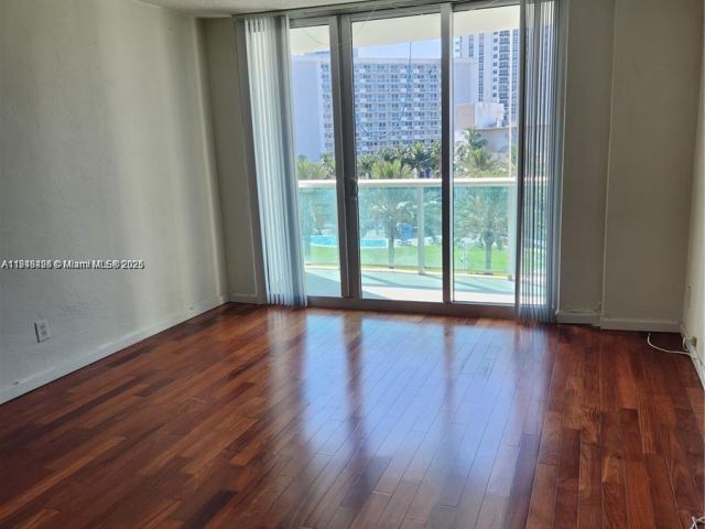 1-bedroom condo for sale in Sunny Isles Beach - 19370 Collins Ave 517 - MondialRealty