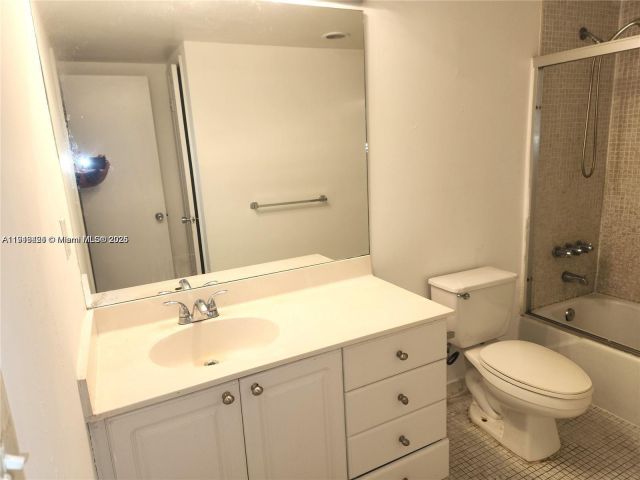 1-bedroom condo for sale in Sunny Isles Beach - 19370 Collins Ave 517 - MondialRealty