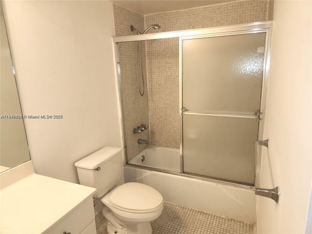 1-bedroom condo for sale in Sunny Isles Beach - 19370 Collins Ave 517 - MondialRealty