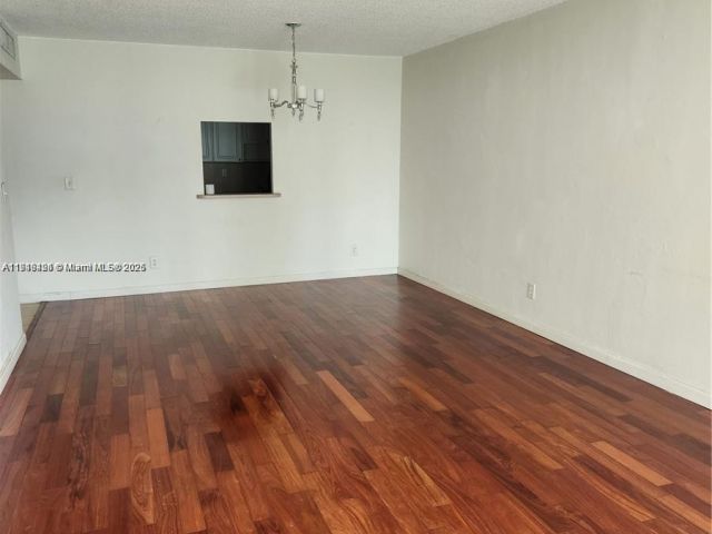 1-bedroom condo for sale in Sunny Isles Beach - 19370 Collins Ave 517 - MondialRealty
