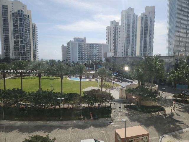 1-bedroom condo for sale in Sunny Isles Beach - 19370 Collins Ave 517 - MondialRealty