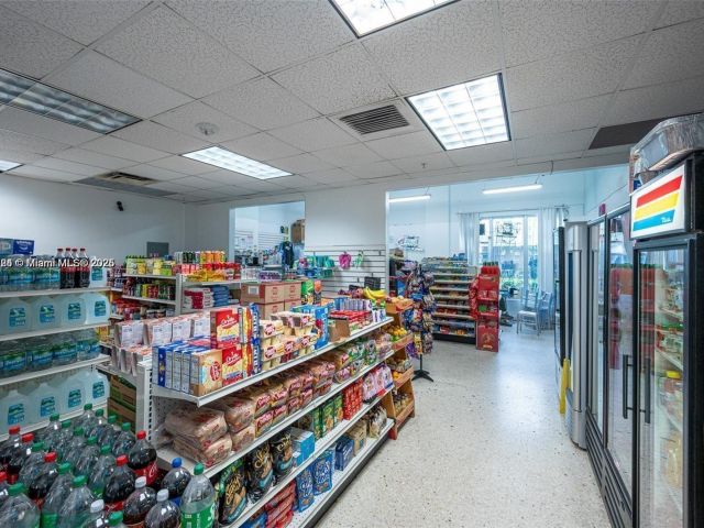 1-bedroom condo for sale in Sunny Isles Beach - 19370 Collins Ave 517 - MondialRealty