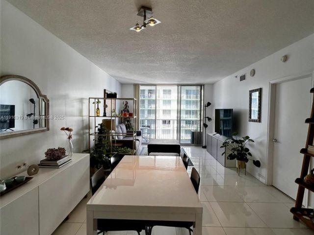 1-bedroom condo for sale in Miami - 1750 N Bayshore Dr 3505 - MondialRealty