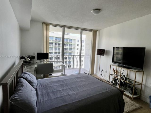 1-bedroom condo for sale in Miami - 1750 N Bayshore Dr 3505 - MondialRealty