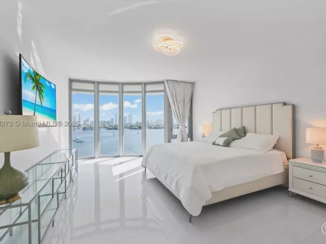 2-bedroom condo for sale in North Miami Beach - 17301 Biscayne Blvd 811 - MondialRealty