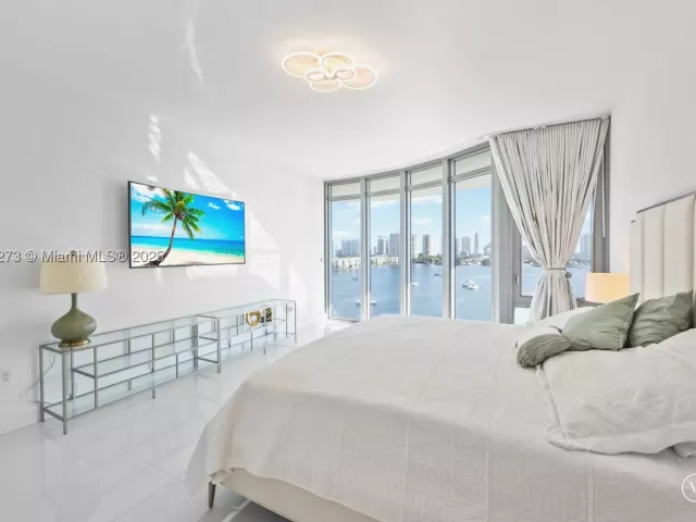 2-bedroom condo for sale in North Miami Beach - 17301 Biscayne Blvd 811 - MondialRealty