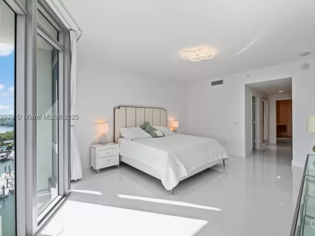2-bedroom condo for sale in North Miami Beach - 17301 Biscayne Blvd 811 - MondialRealty