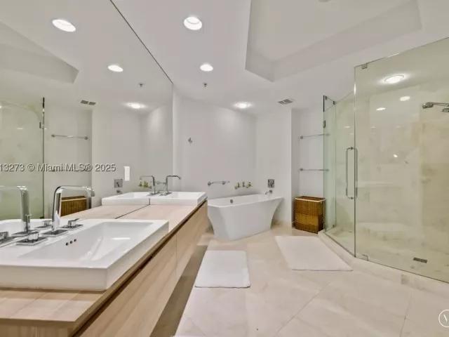 2-bedroom condo for sale in North Miami Beach - 17301 Biscayne Blvd 811 - MondialRealty