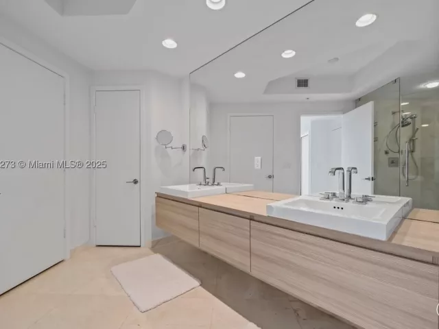 2-bedroom condo for sale in North Miami Beach - 17301 Biscayne Blvd 811 - MondialRealty