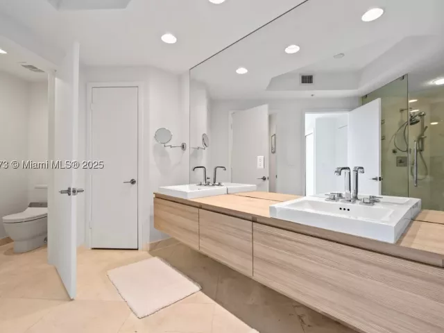 2-bedroom condo for sale in North Miami Beach - 17301 Biscayne Blvd 811 - MondialRealty