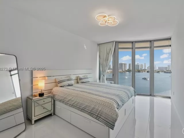 2-bedroom condo for sale in North Miami Beach - 17301 Biscayne Blvd 811 - MondialRealty