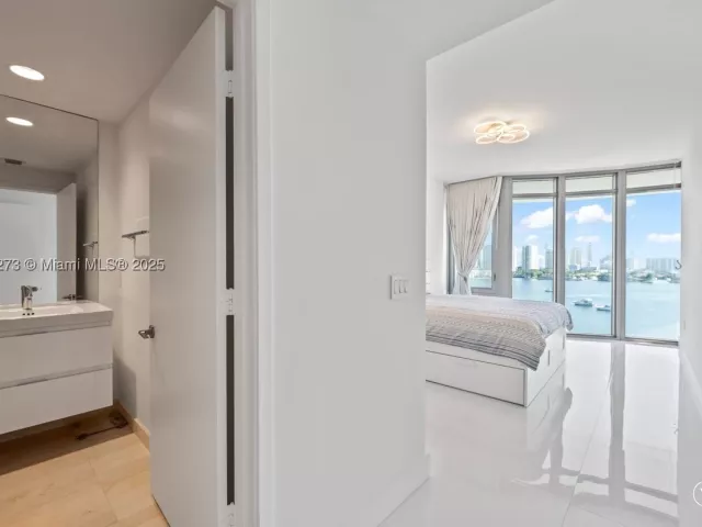 2-bedroom condo for sale in North Miami Beach - 17301 Biscayne Blvd 811 - MondialRealty