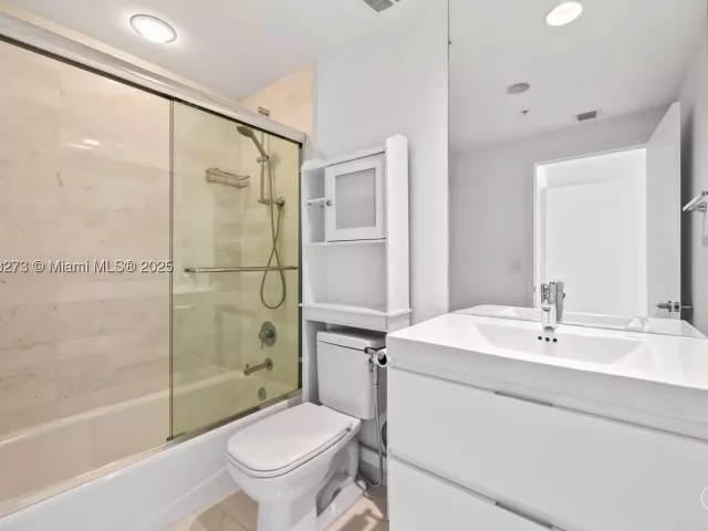 2-bedroom condo for sale in North Miami Beach - 17301 Biscayne Blvd 811 - MondialRealty