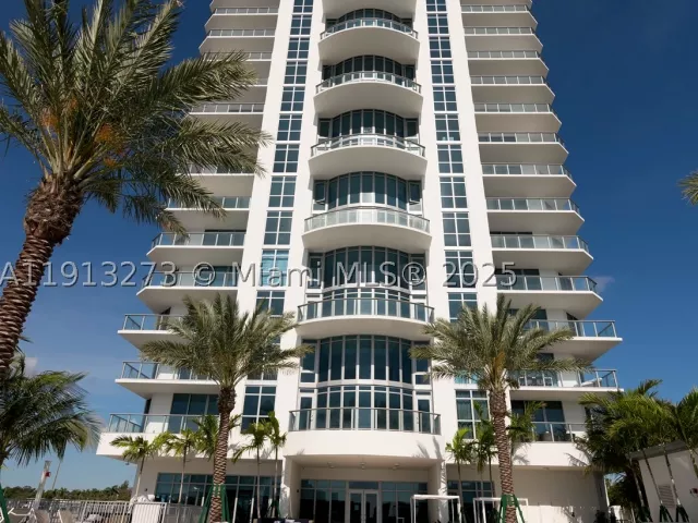 2-bedroom condo for sale in North Miami Beach - 17301 Biscayne Blvd 811 - MondialRealty