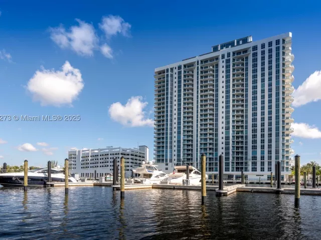 2-bedroom condo for sale in North Miami Beach - 17301 Biscayne Blvd 811 - MondialRealty