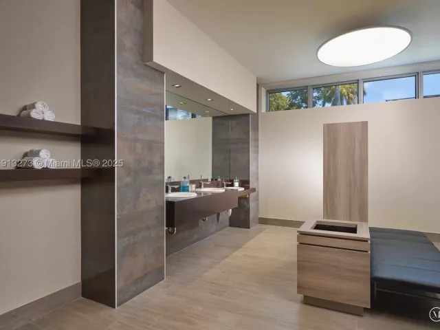 2-bedroom condo for sale in North Miami Beach - 17301 Biscayne Blvd 811 - MondialRealty