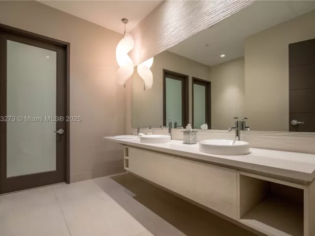 2-bedroom condo for sale in North Miami Beach - 17301 Biscayne Blvd 811 - MondialRealty