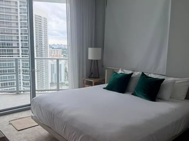 2-bedroom condo for sale in Hollywood - 4111 S Ocean Dr 2711 - MondialRealty