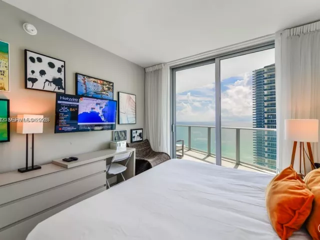 2-bedroom condo for sale in Hollywood - 4111 S Ocean Dr 2711 - MondialRealty