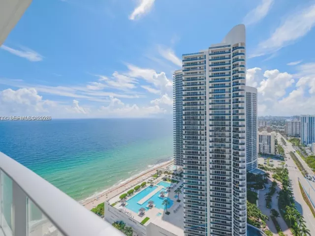 2-bedroom condo for sale in Hollywood - 4111 S Ocean Dr 2711 - MondialRealty