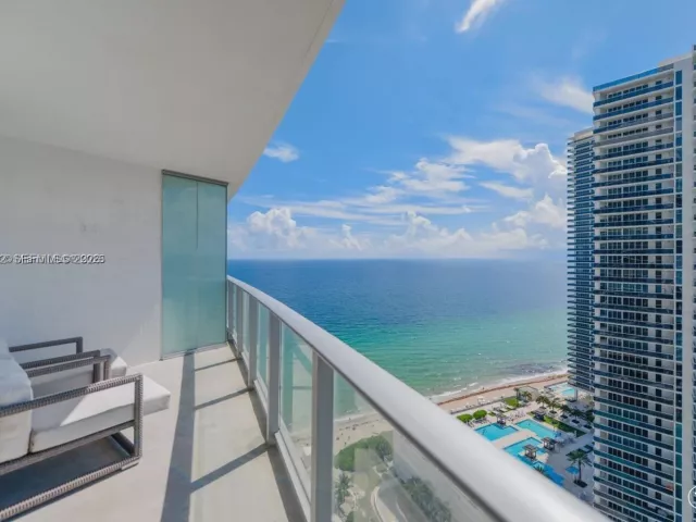 2-bedroom condo for sale in Hollywood - 4111 S Ocean Dr 2711 - MondialRealty