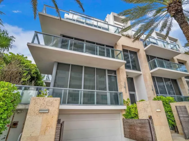 4-bedroom home for rent in Surfside - 9501 Collins Ave 1 - MondialRealty