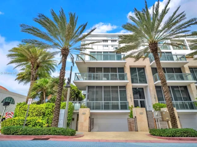 4-bedroom home for rent in Surfside - 9501 Collins Ave 1 - MondialRealty