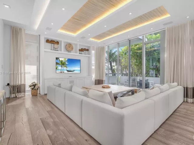 4-bedroom home for rent in Surfside - 9501 Collins Ave 1 - MondialRealty