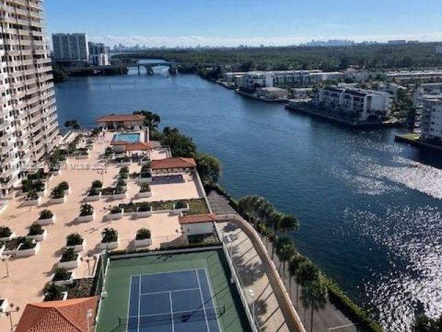 1-bedroom condo for sale in Sunny Isles Beach - 301 174th St 1605 - MondialRealty